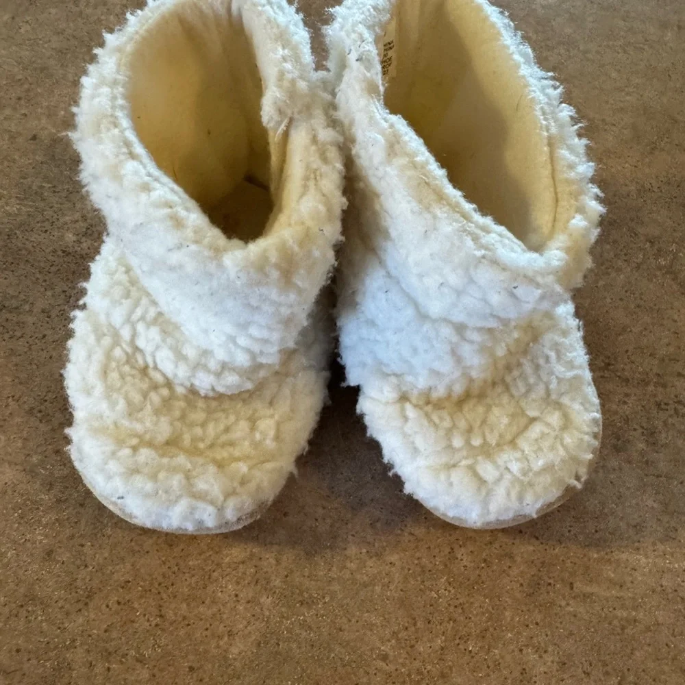 Old Navy Cozy Sherpa Infant Bootie Slippers Cream, 6-12m